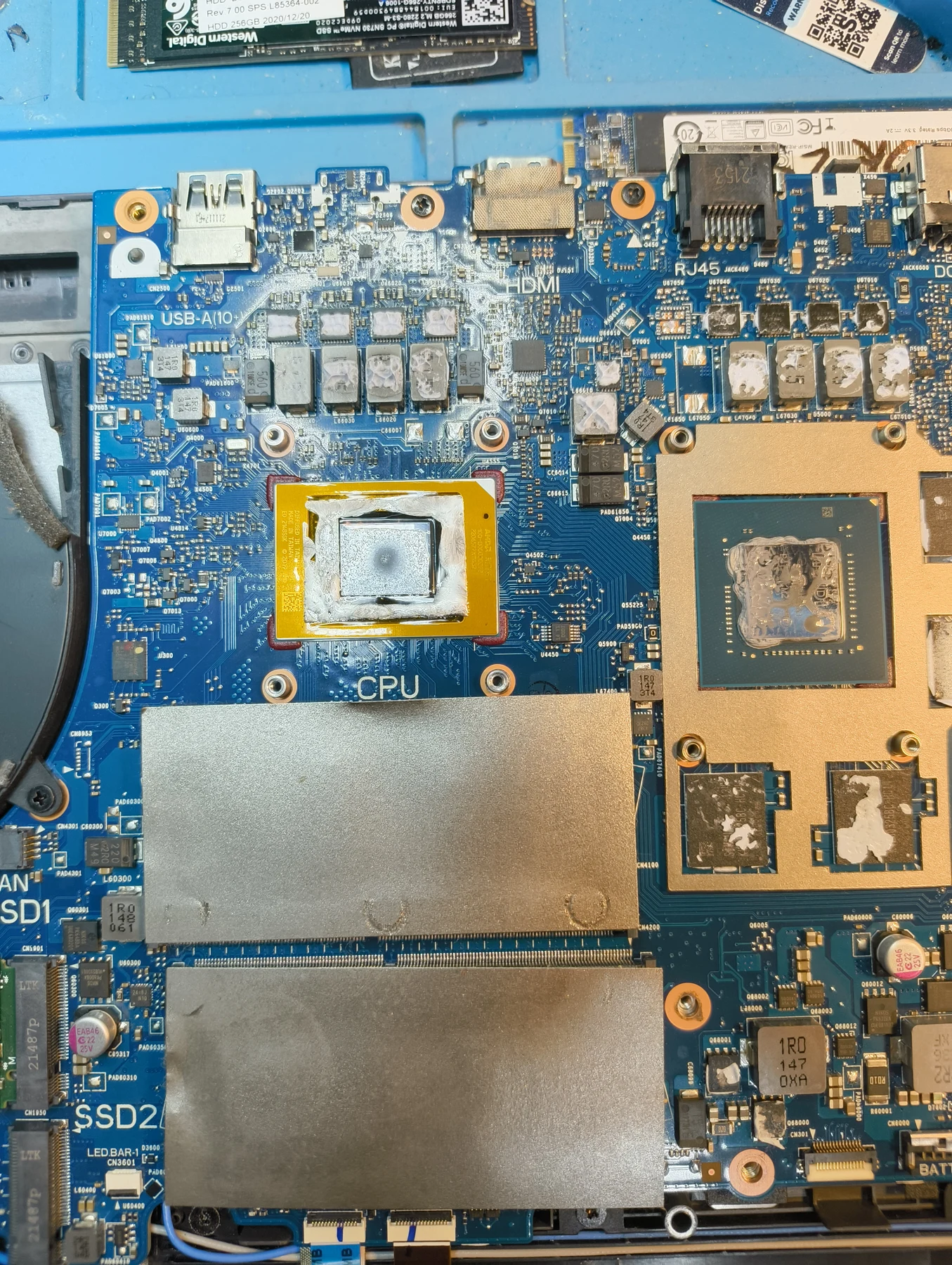 Zona de CPU y GPU de un ASUS durante la retirada del metal líquido