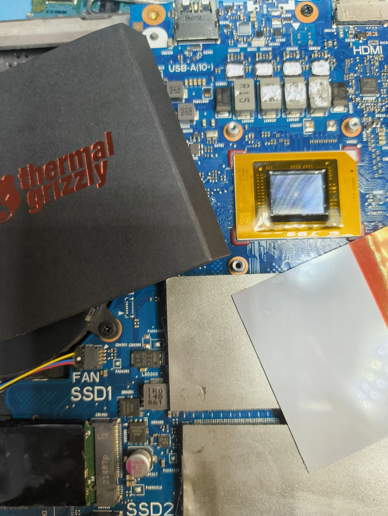 Material PTM Thermal Grizzly durante su colocación en un portátil ASUS