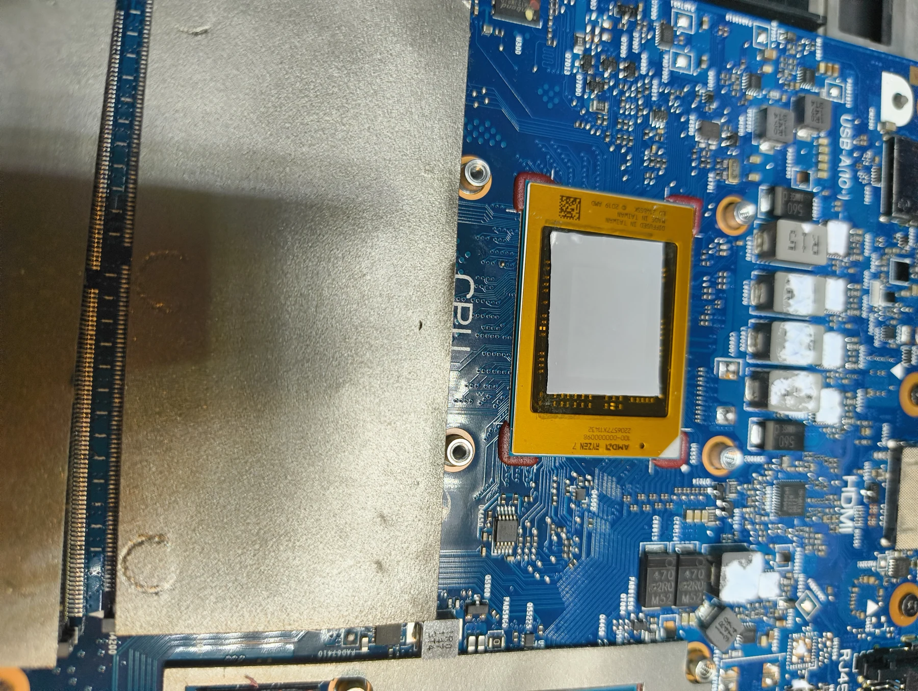 Lámina PTM colocada sobre el chip de un portátil ASUS
